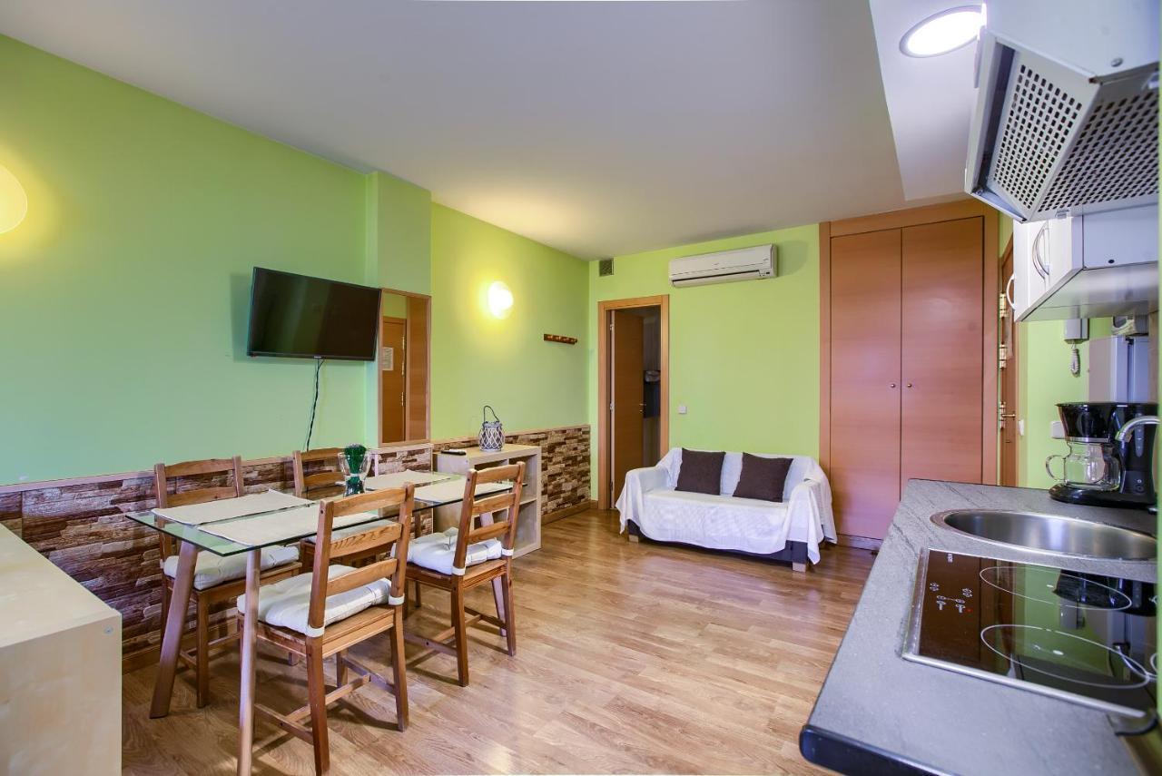 Apartamentos Barajas Madrid Exterior photo